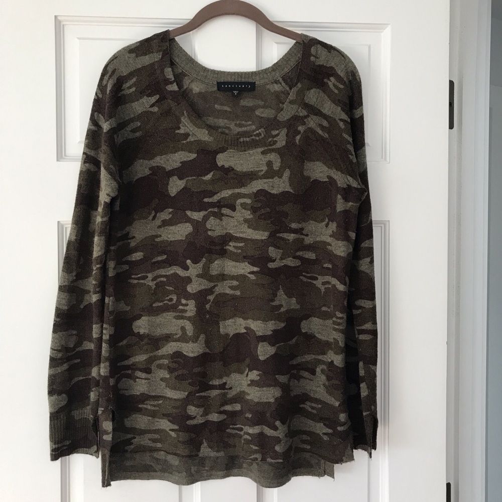 Adorable camouflage sweater 💚💚